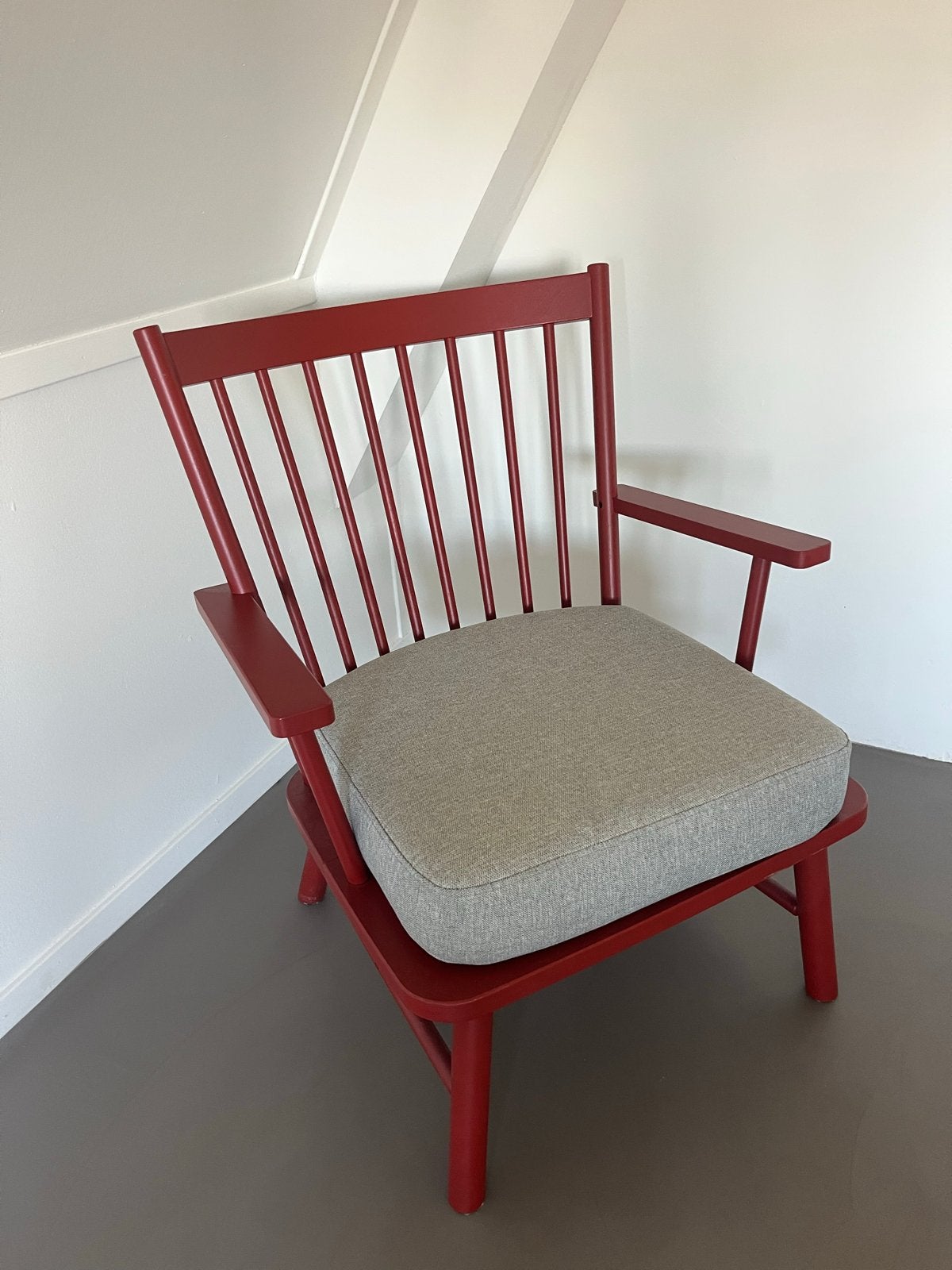 Ikea Nordviken Rode houten stoel met armleuningen en kussen, Huis en Inrichting, Ophalen, Gebruikt, Eén, Rood