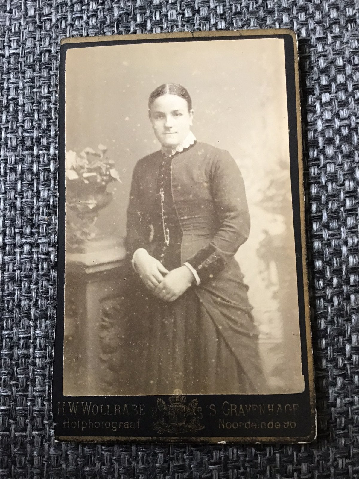 CDV, Vrouw, H.W. WOLLRABE, DEN HAAG, Carte de Visite 2, Ophalen of Verzenden, Voor 1940, Gebruikt, Foto