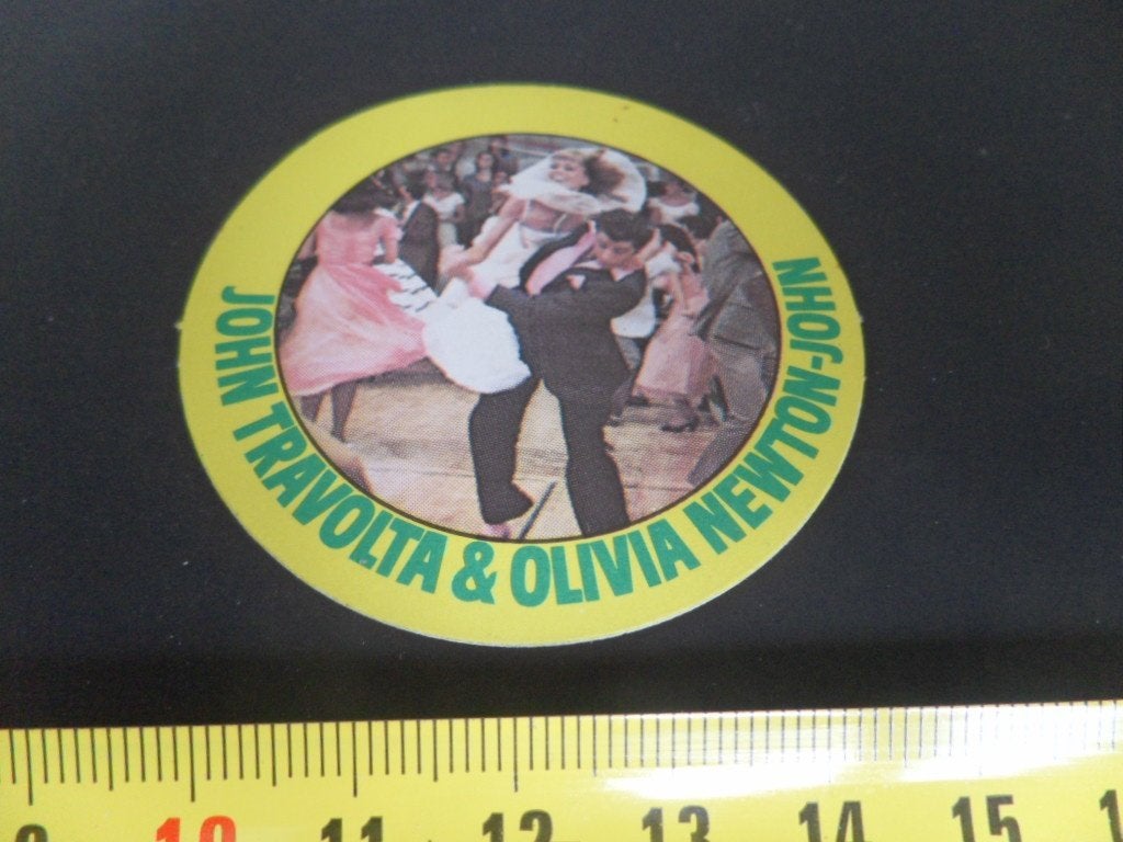 sticker John Travolta & Olivia Newton-John  KA180, Verzamelen, Ophalen, Zo goed als nieuw