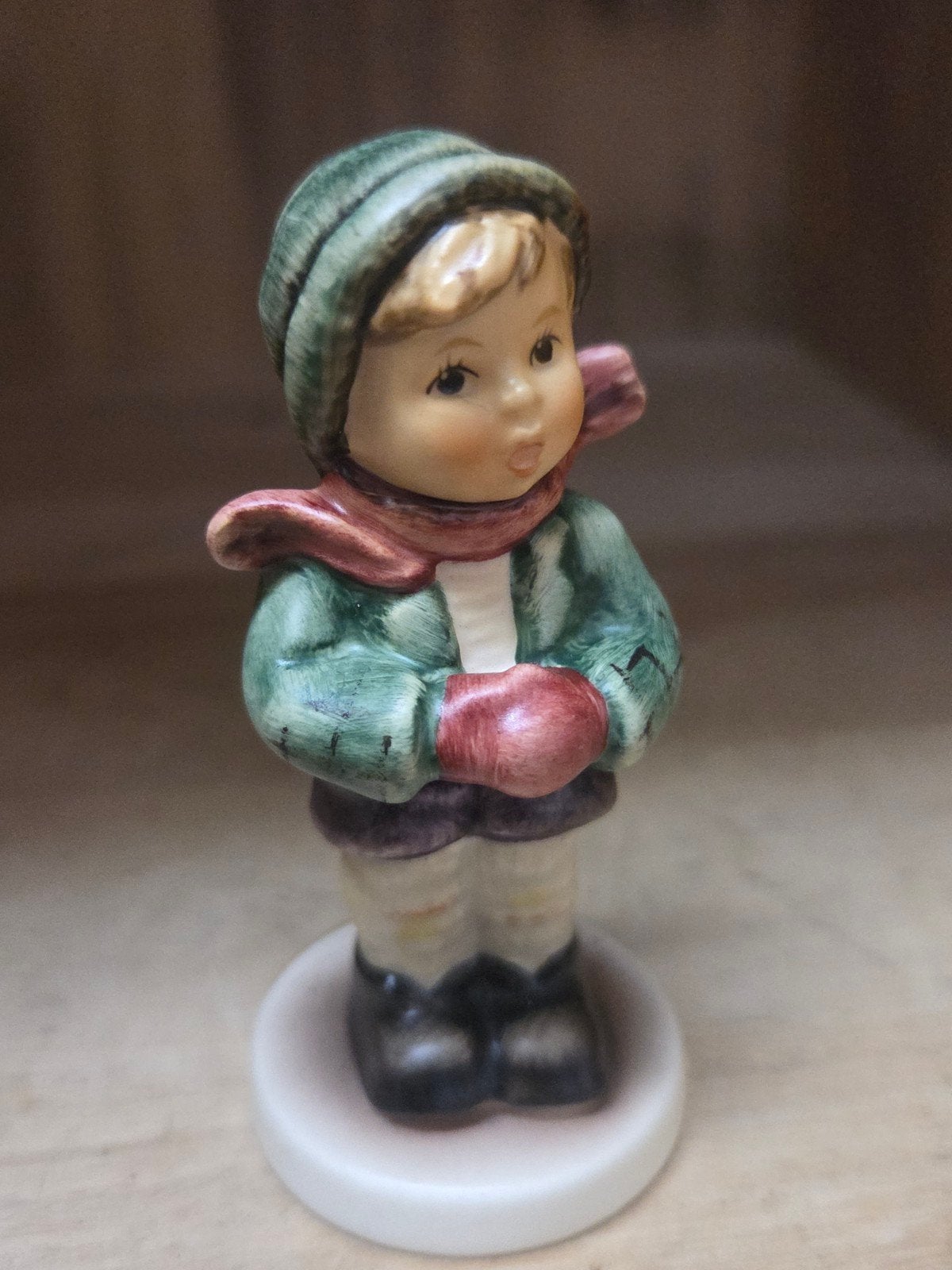 Hummel Goebel beeldje jongen winterkleding, Ophalen of Verzenden, Zo goed als nieuw, Hummel