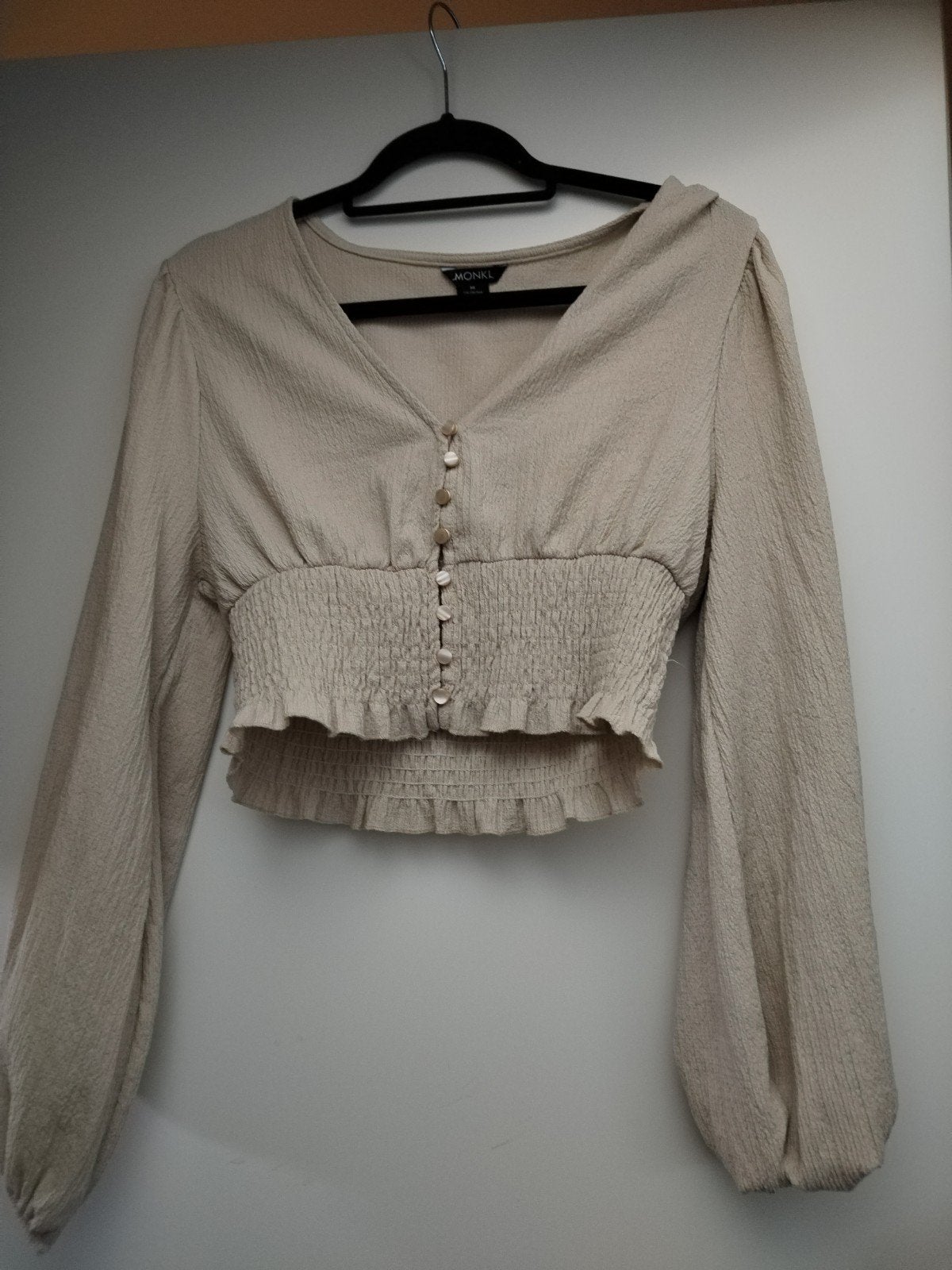 Monki crop top met lange mouwen en smock detail, Maat 38/40 (M), Beige, Ophalen of Verzenden, Zo goed als nieuw
