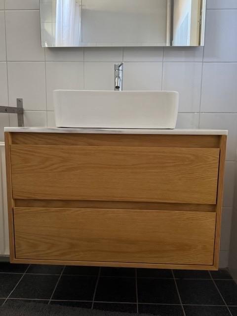 Furnified - houten badmeubel met waskom en marmeren blad, Zo goed als nieuw, Minder dan 100 cm, Wastafelkast, 25 tot 50 cm