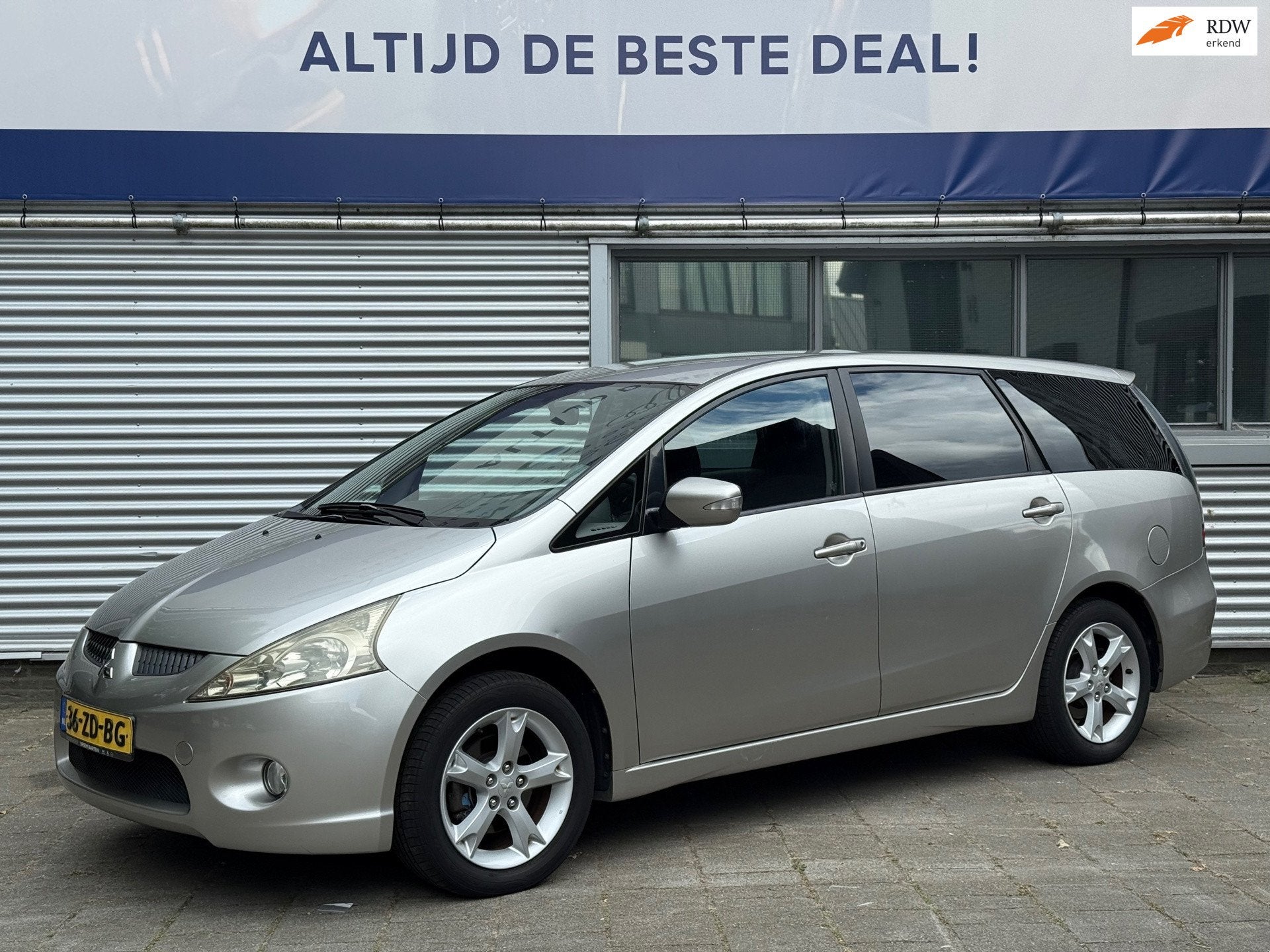 Mitsubishi Grandis 2.4-16V Intense 7persoons l Automaat l Xe, Auto's, Mitsubishi, Stof, Zwart, Automatische klimaatregeling, 7 stoelen