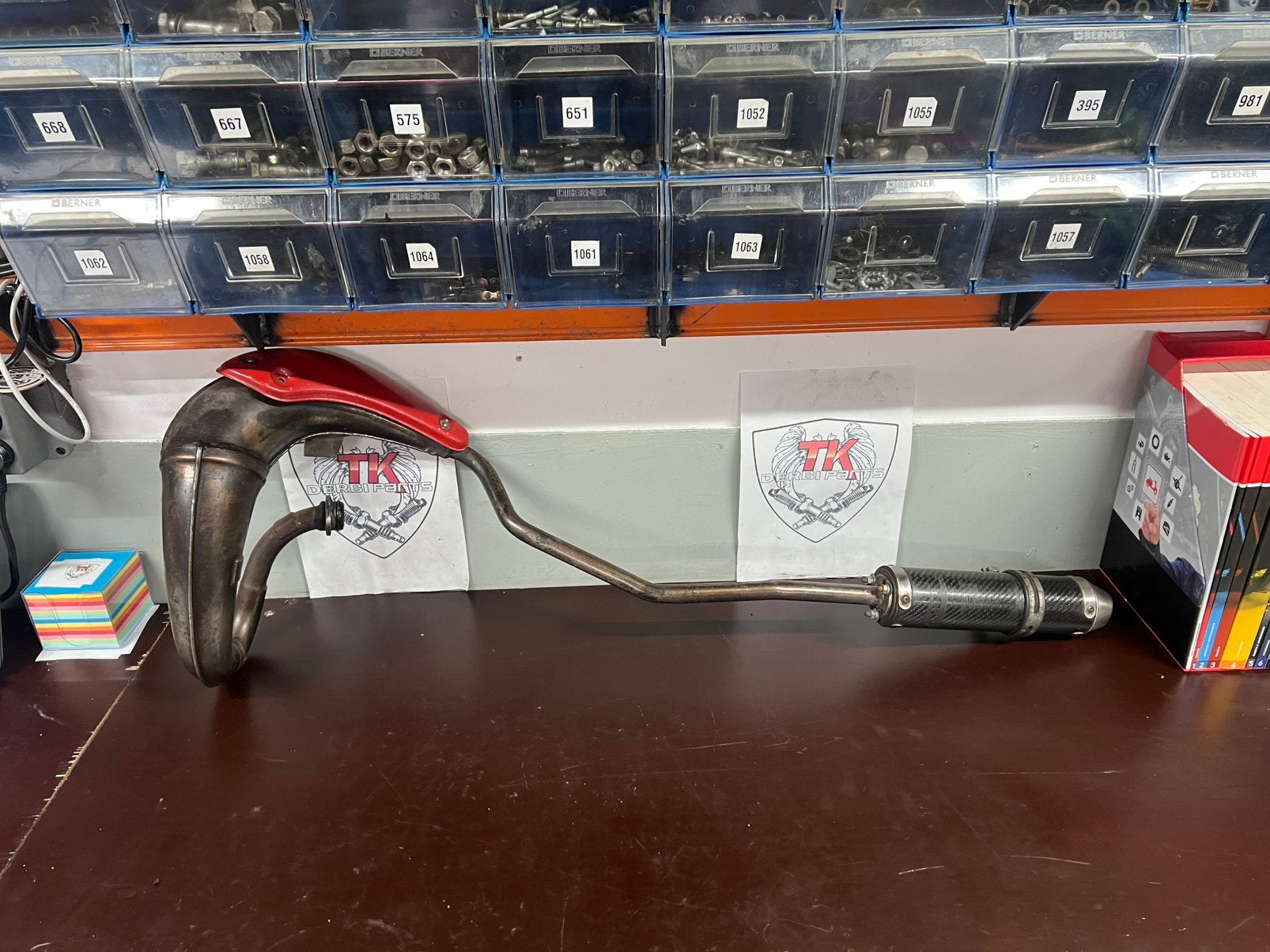 Derbi originele uitlaat met conti carbon demper, Ophalen of Verzenden, Zo goed als nieuw, Begrenst, Uitlaat origineel