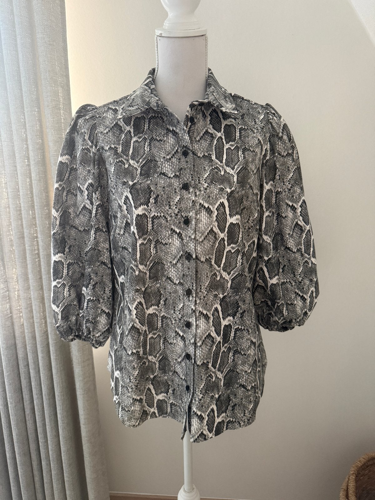 Studio Anneloes Blouse met Slangenprint - Maat L, Ophalen of Verzenden, Zo goed als nieuw, Maat 42/44 (L), Grijs