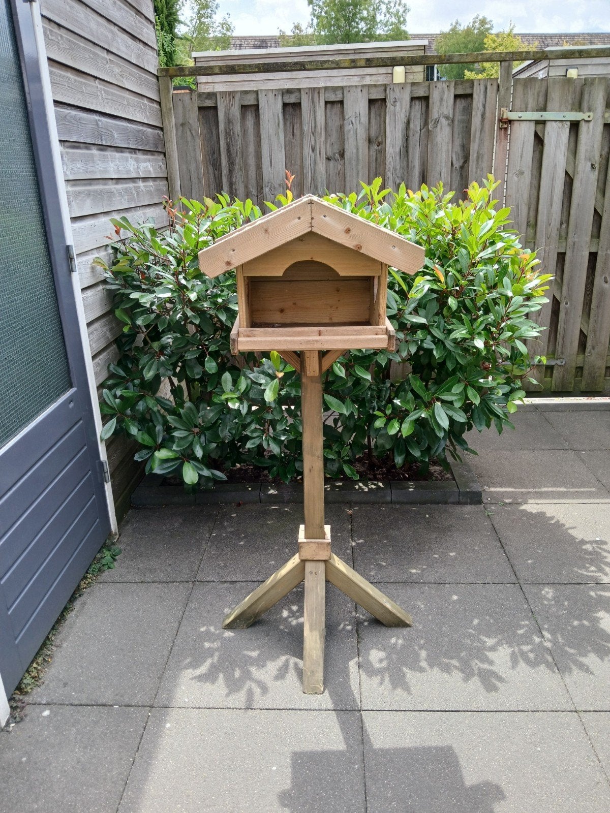 Houten vogelhuisje op standaard - Voederhuisje, Ophalen, Gebruikt