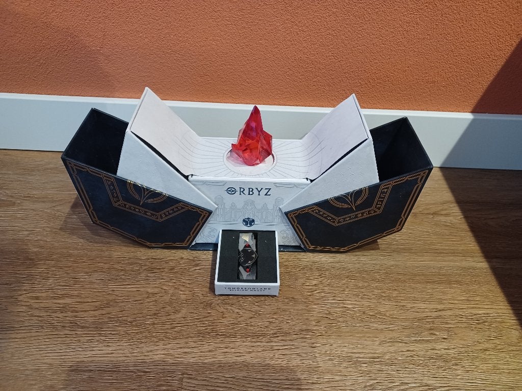 Tomorrowland treasurebox 2025, Verzamelen, Ophalen, Zo goed als nieuw