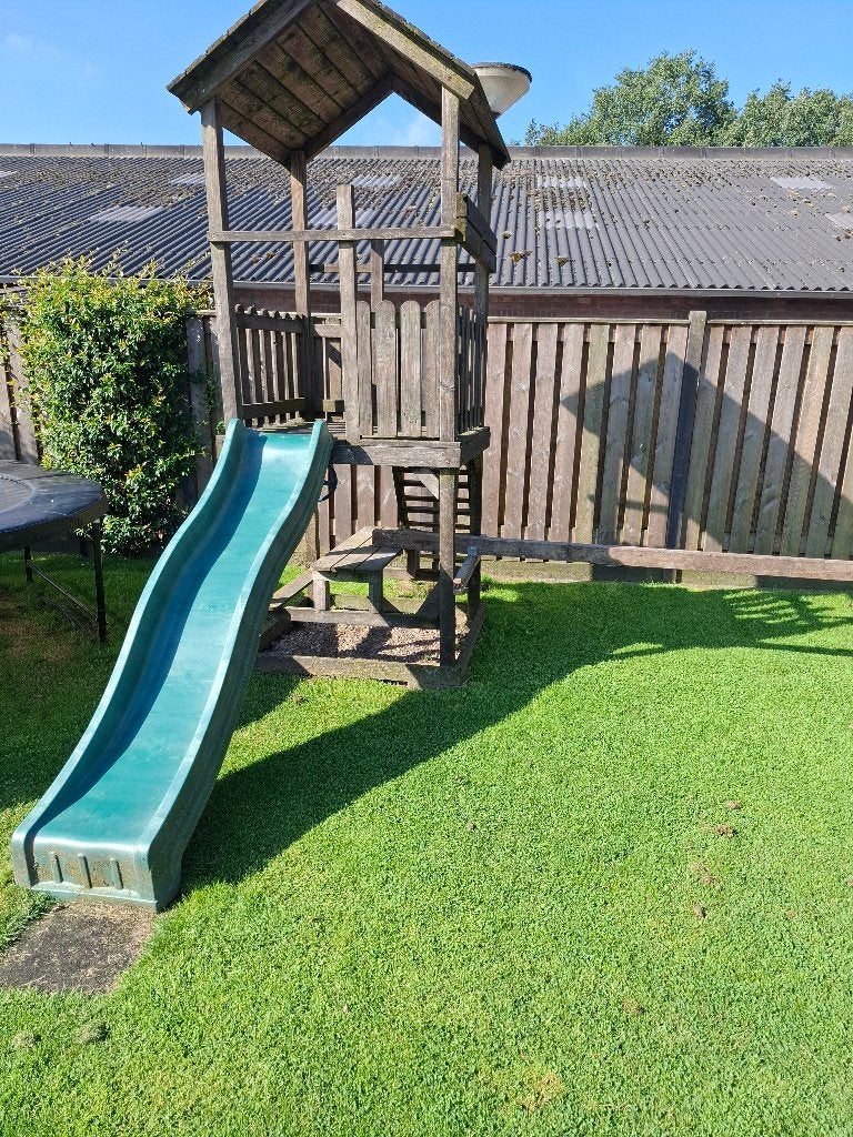 Houten speelhuisje met glijbaan, stuurtje en picknickbankje, Ophalen, Gebruikt, Hout