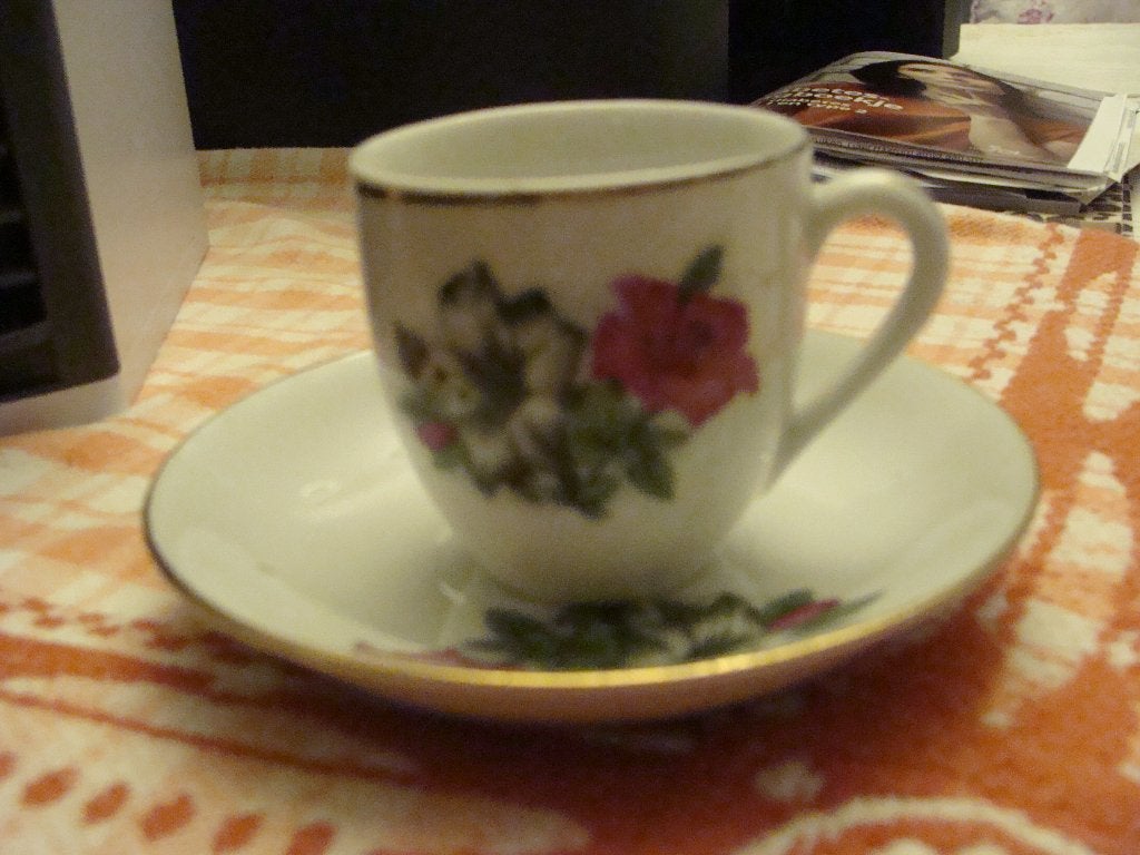 Te koop kleine kop en schotel voor mocca/espresso 5x5x11, Ophalen of Verzenden, Nieuw, Porselein, Kop en/of schotel