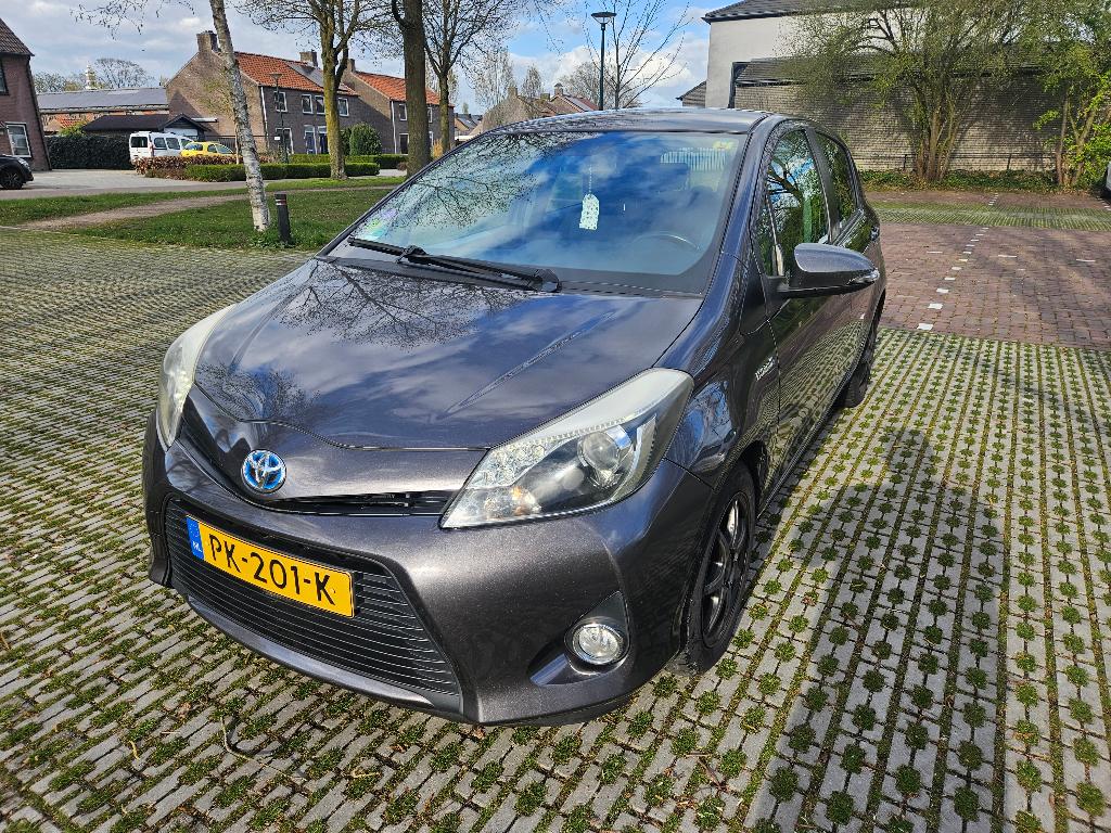 Toyota Yaris 1.5 Full Hybrid CVT 5DR 2014 Grijs, Auto's, Euro 5, 74 pk, 4 cilinders, 49 €/maand