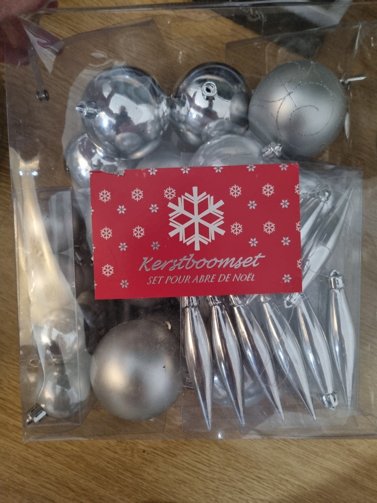 Doos met zilverkleurige kerstballen / versiering, Diversen, Kerst, Ophalen of Verzenden, Zo goed als nieuw