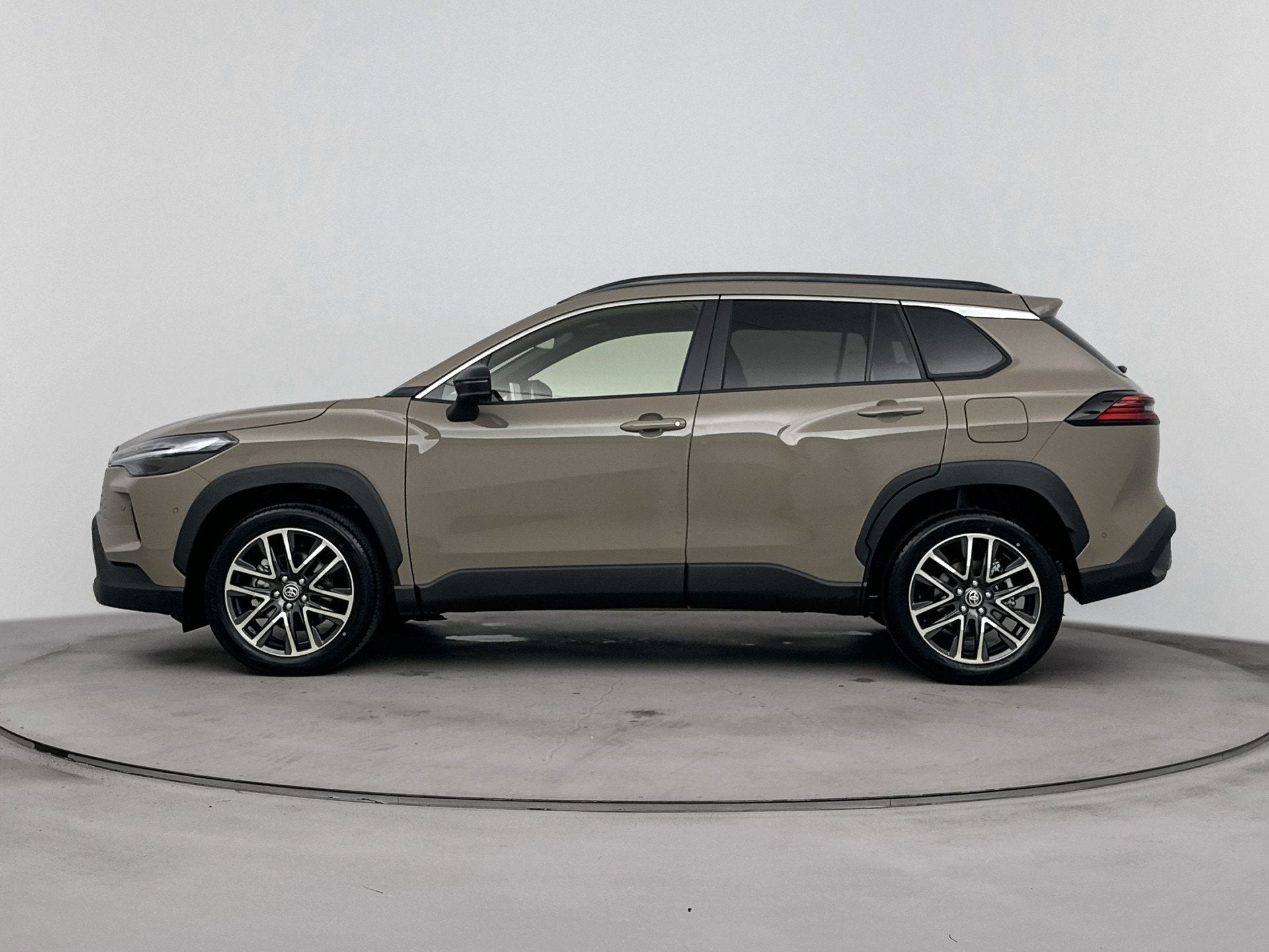 Toyota Corolla Cross Hybrid 180 Executive | Apple Carplay &, Auto's, Toyota, 12 maanden, Zwart, 4 cilinders, 179 pk