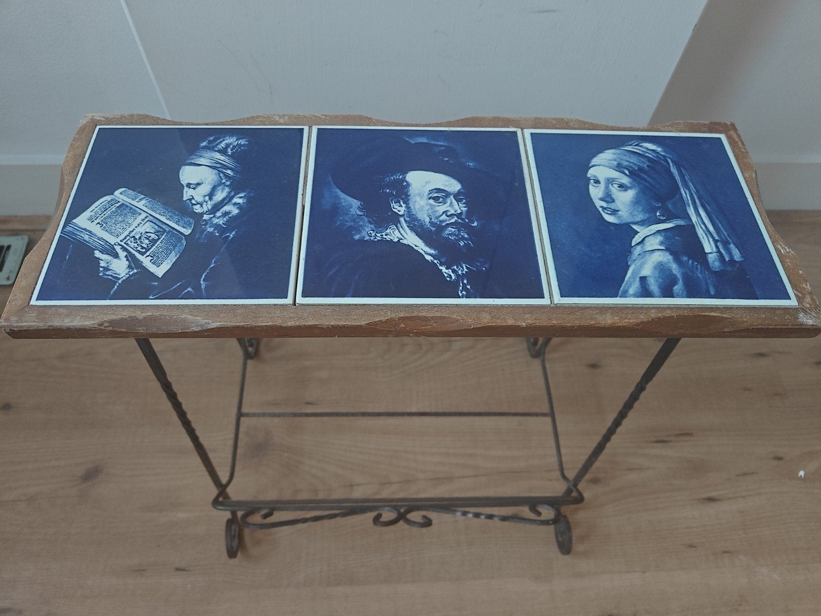 Antiek tafeltje met Vermeer tegeltjes, Antiek en Kunst, Antiek | Meubels | Tafels, Ophalen of Verzenden