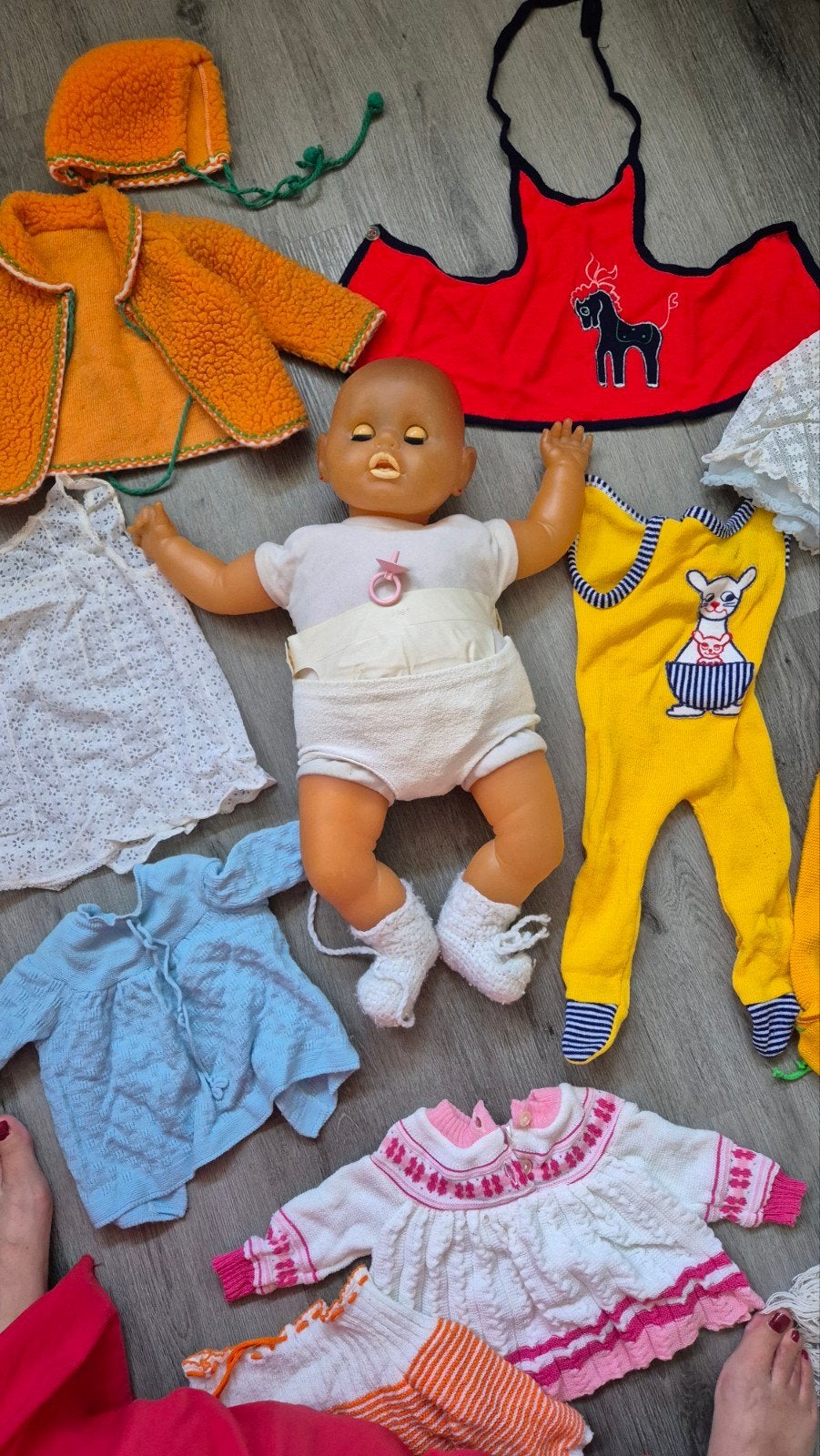 Vintage babypop met veel vintage poppenkleding, Ophalen, Gebruikt, Babypop