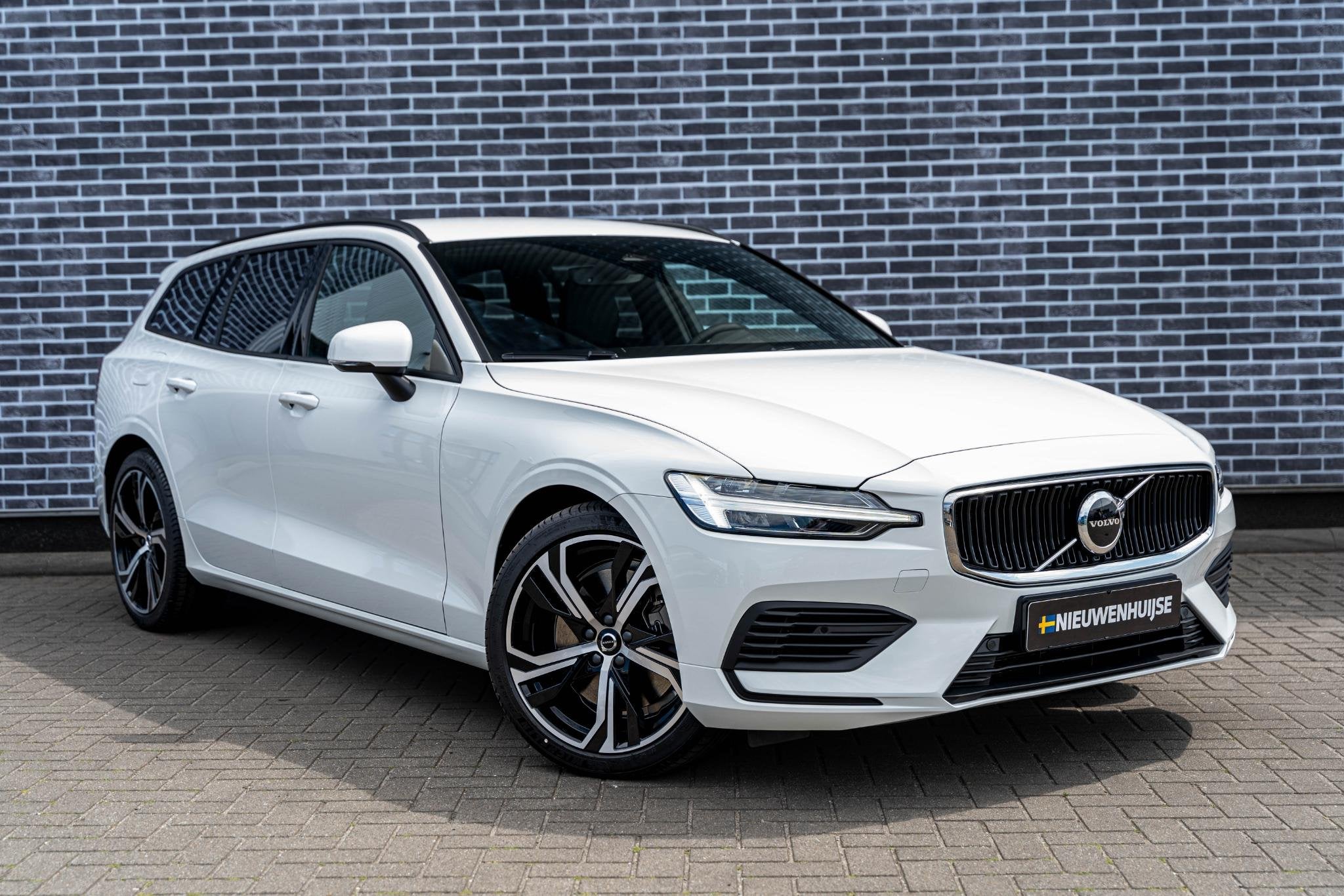 Volvo V60 T6 Plug-in hybrid AWD Essential | Google | Long Ra, Auto's, 12 maanden, Euro 6, 180 min, Wit