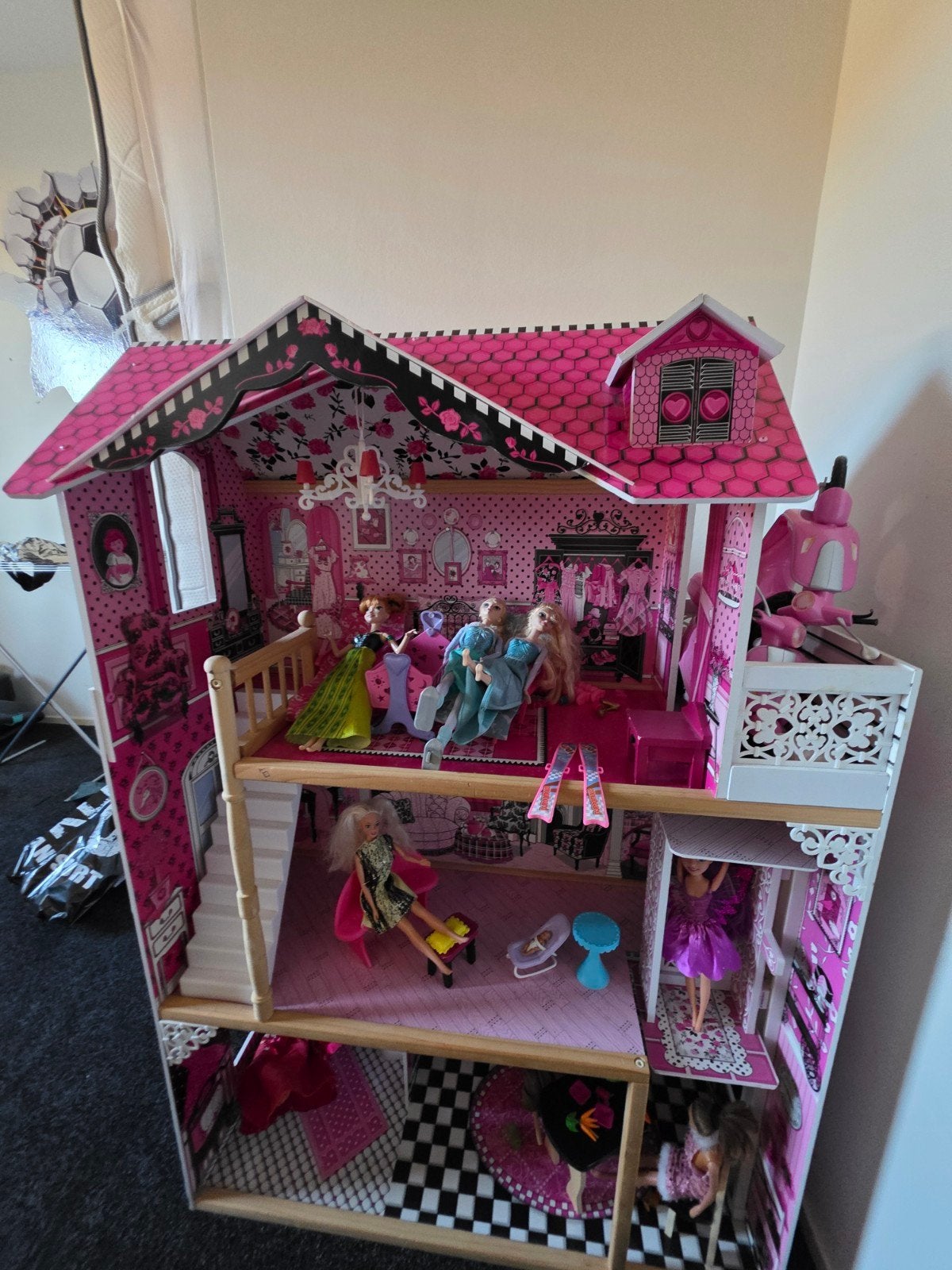 Groot Roze Poppenhuis met Meubels en Poppen, Kinderen en Baby's, Speelgoed | Poppenhuizen, Ophalen of Verzenden, Gebruikt, Poppenhuis