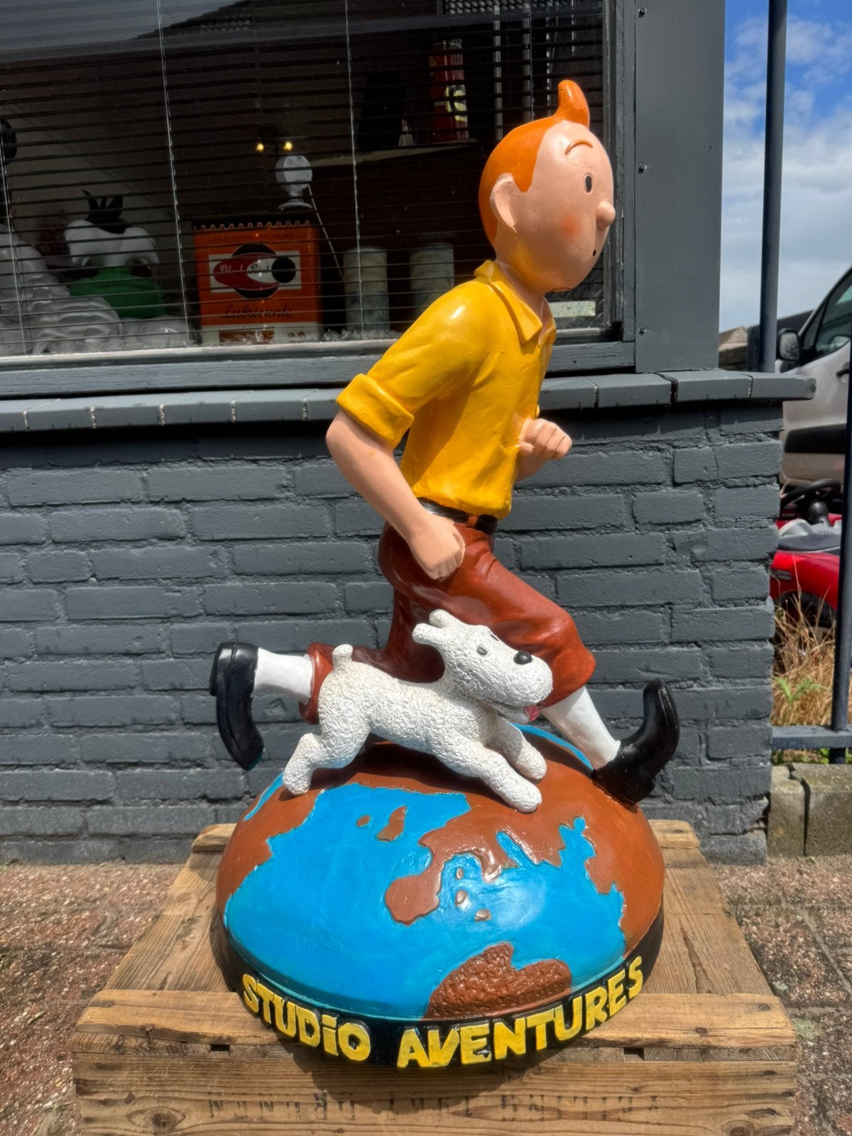 Kuifje en Bobby beeld op wereldbol - Studio Aventures, Ophalen, ., Zo goed als nieuw, .