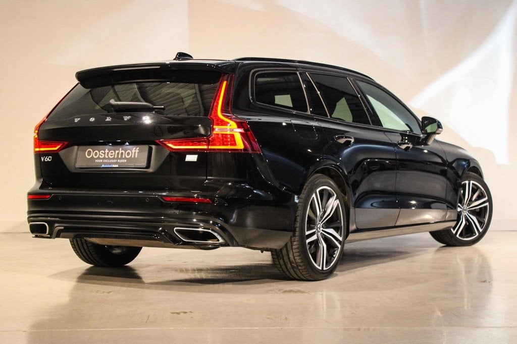 Volvo V60 2.0 T6 Recharge AWD R-Design B&W | PANO | 360, Automaat, Gebruikt, 4 cilinders, 340 pk