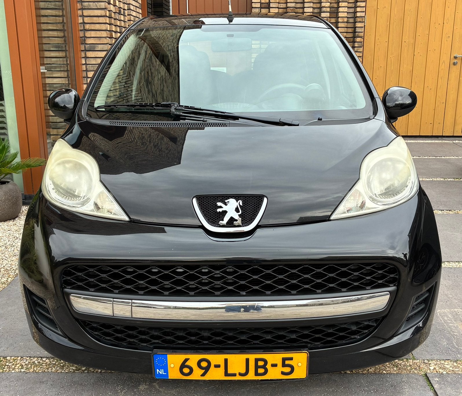 Peugeot 107 bj 2010 Zwart *NIEUWE APK & ONDERHOUD, Voorwielaandrijving, Dealer onderhouden, Zwart, 4 stoelen