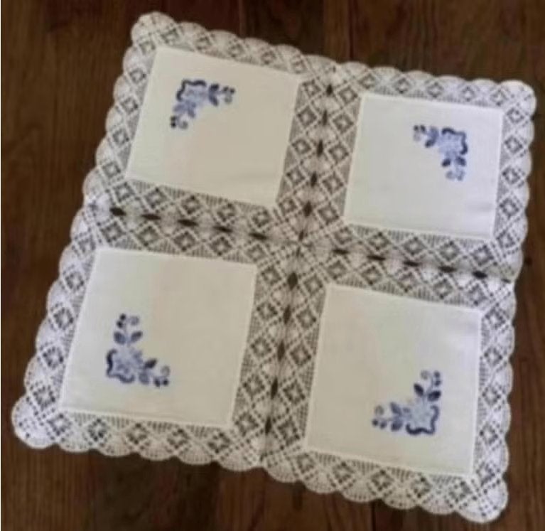 Wit dekservet geborduurde blauwe bloemen, gehaakt randje, Ophalen of Verzenden, Zo goed als nieuw, Vierkant, Binnen