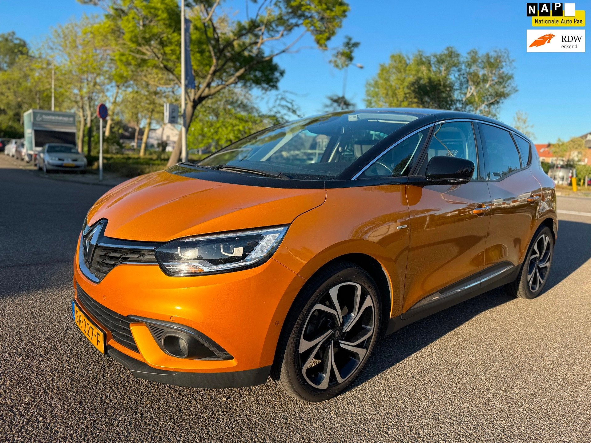 Renault Scénic 1.3 TCe Bose / automaat / panorama / half/le, Auto's, Dealer onderhouden, Gebruikt, 4 cilinders, 1850 kg