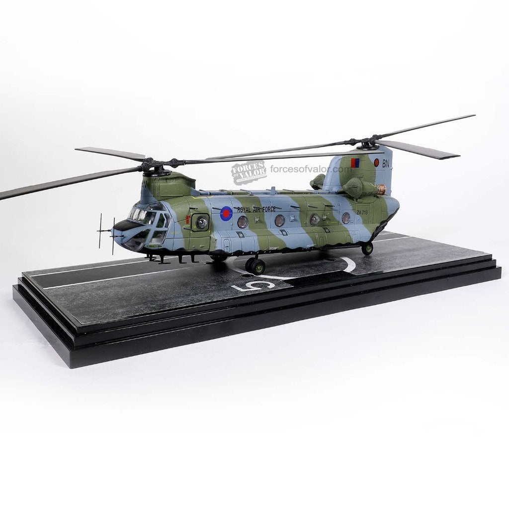 Chinook No. 18 Sqn Royal Air Force Forces of Valor 821004C, Glow2B Germany GmbH Erlenbacher Str. 3 shop@glow2b.de, Schaalmodel