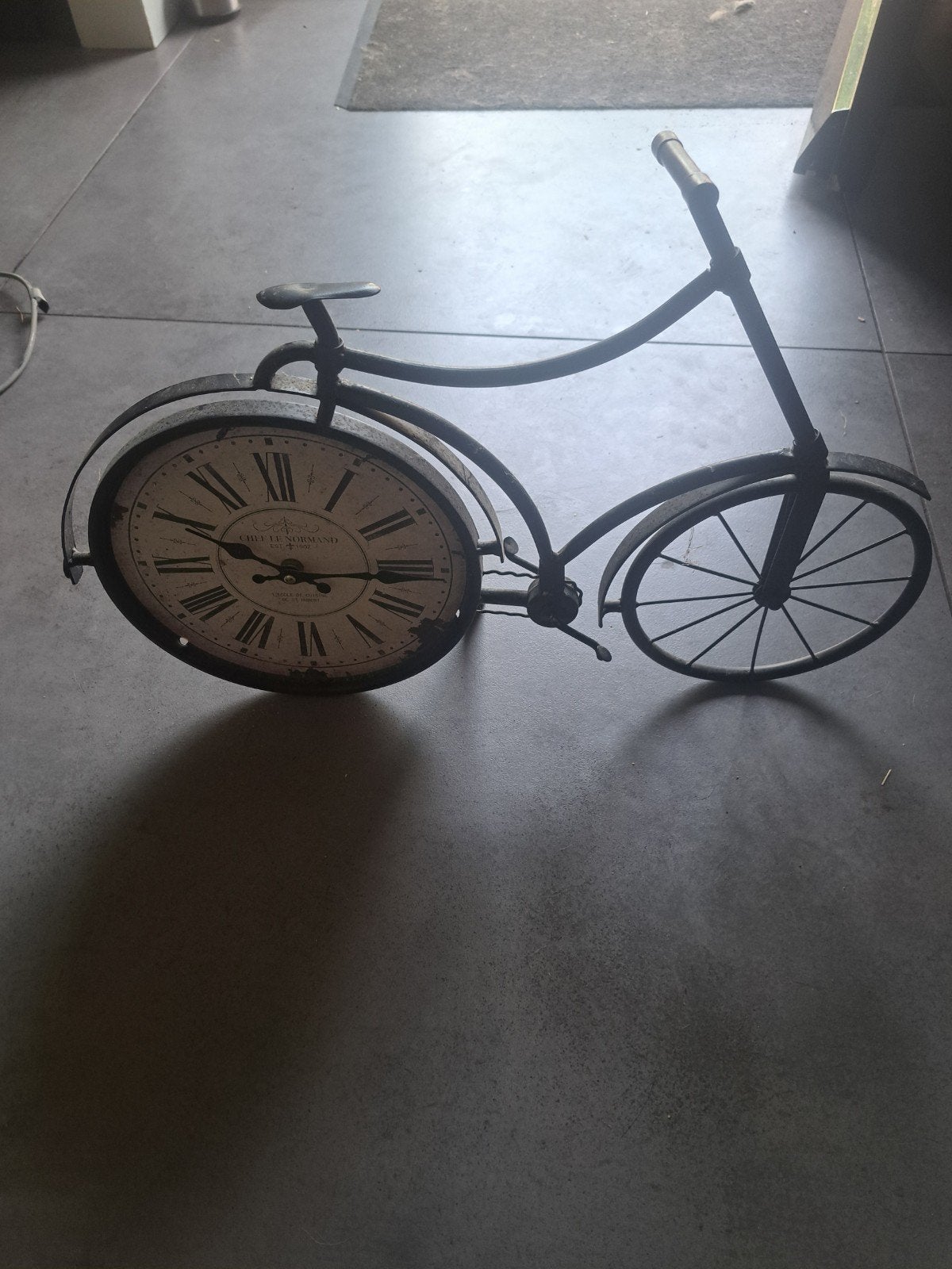 Decoratieve fiets klok - 52 cm breed x 32 cm hoog, Gebruikt, Vintage, Werkt op batterijen, Ophalen of Verzenden