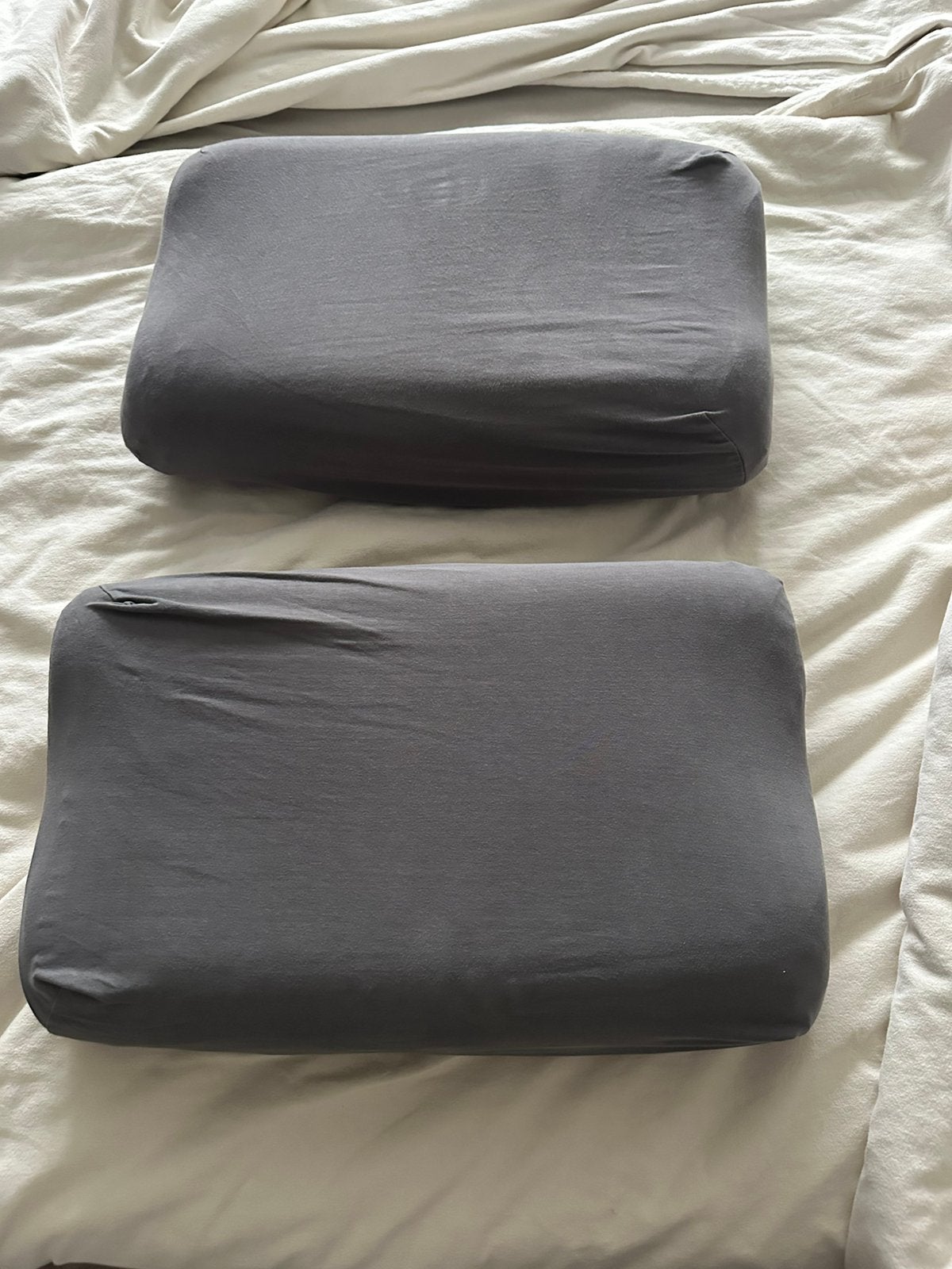 2x IKEA ergonomisch kussen + hoezen – compleet set, Wit, IKEA, Hoofdkussen, Ophalen of Verzenden