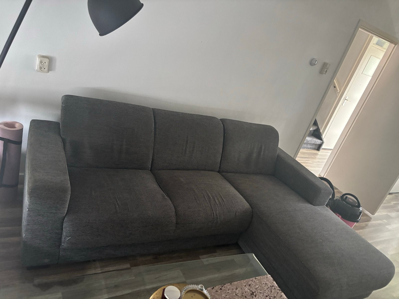 Grijze hoekbank met poef - Zo goed als nieuw, Huis en Inrichting, Banken | Bankstellen, Ophalen, 250 tot 300 cm, 125 tot 150 cm