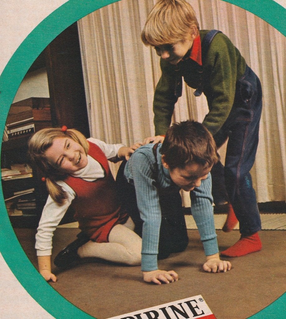 Retro reclame 1971 Aspirine Junior jongetjes meisje stoeien, Verzenden, Overige typen