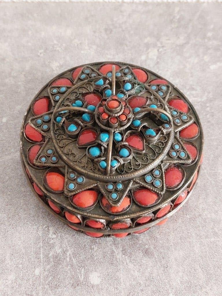 VINTAGE TIBET SIERADENDOOSJE MET STENEN, Tibet, Doos, Meerkleurig, 8 cm
