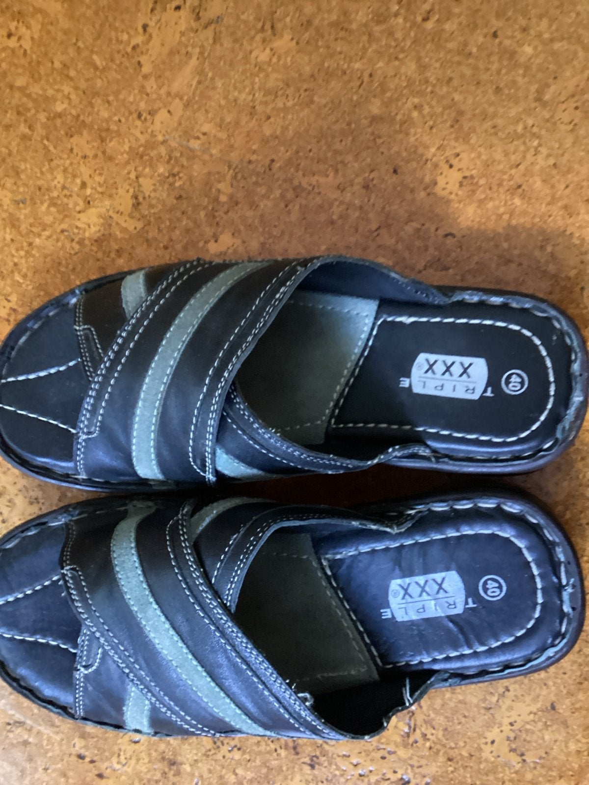 Comfortabele zwarte slippers - Maat 40 Triple xxx, Ophalen of Verzenden, Zo goed als nieuw, Zwart, Slippers