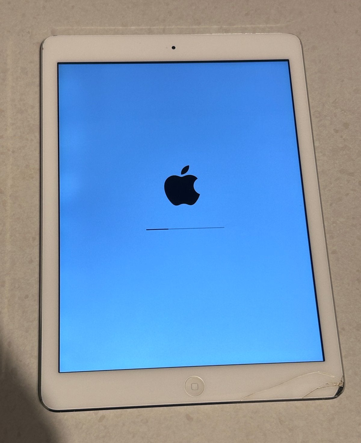 Apple iPad Air 128GB - Gebruikt met barst in scherm, Computers en Software, 10 inch, Gebruikt, Wit, Apple iPad Air