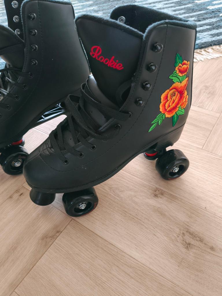 Rookie Rosa Rollerskates Zwart - Maat 40.5, Sport en Fitness, Skeelers, Ophalen, Zo goed als nieuw, Dames