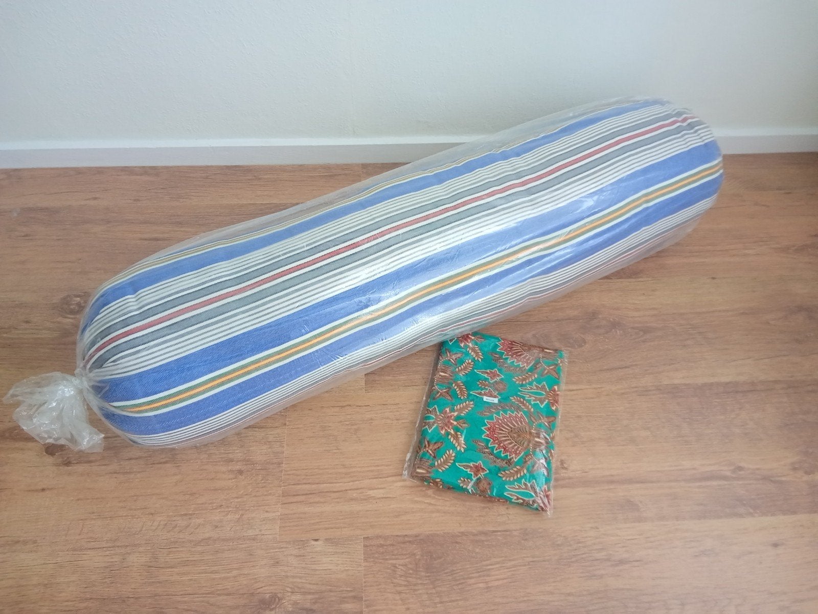 Bolster / guleng met Batik hoes, Eenpersoons, Meerkleurig, Overige materialen, Nieuw