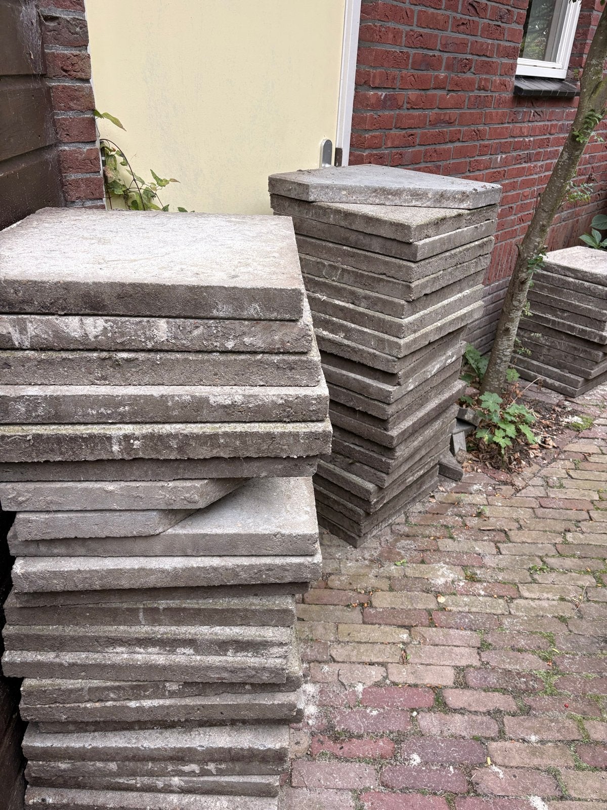 Gratis af te halen: 45 terrastegels 50x50 cm, Gebruikt, Ophalen of Verzenden, 10 m² of meer, Beton