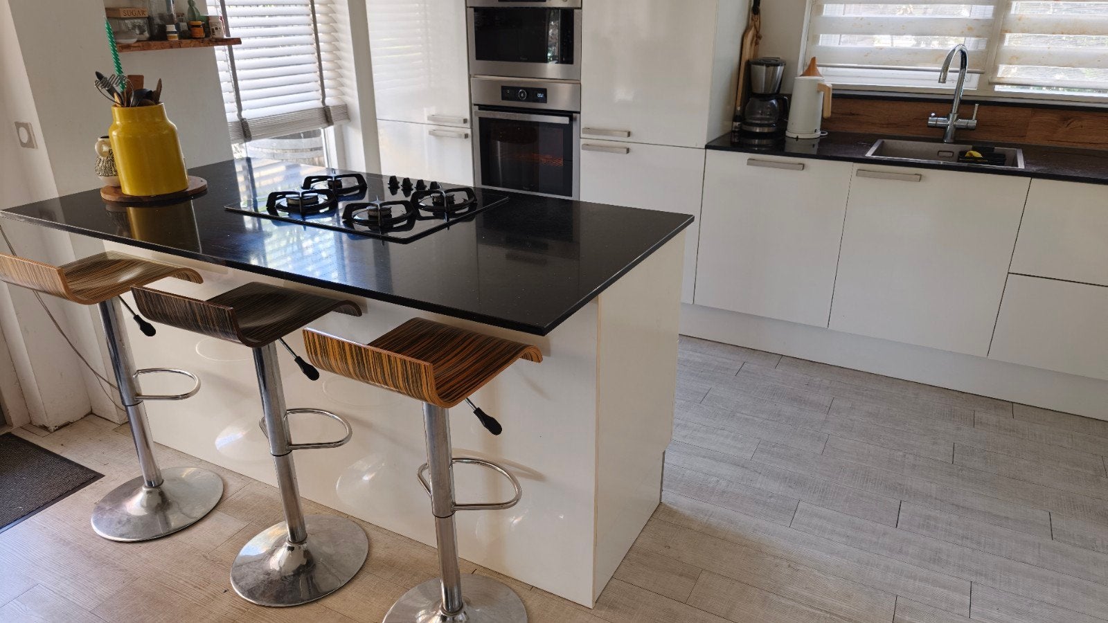 Moderne witte keuken met kookeiland en inbouwapparatuur, Ophalen, Gebruikt, Wit, Enkelwandige keuken