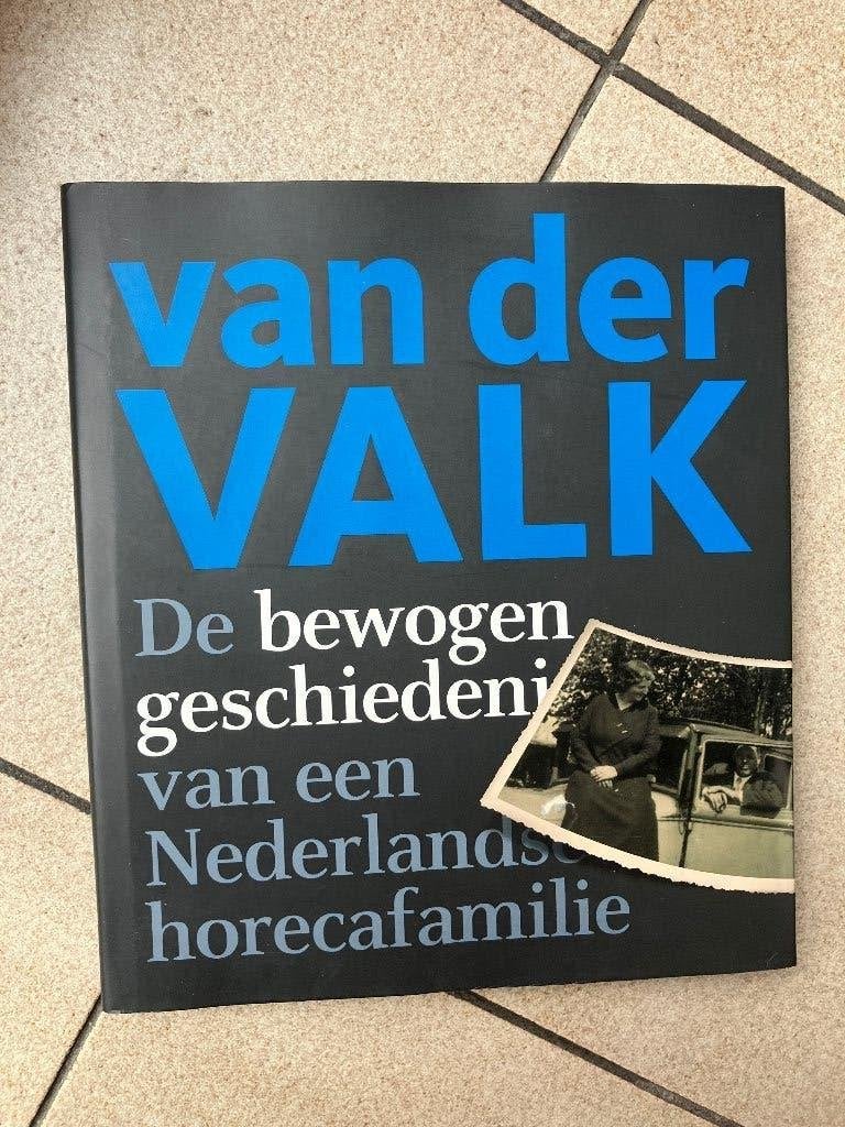 Boek - Van Der valk - De bewogen geschiedenis horecafamilie, Ophalen of Verzenden, Zo goed als nieuw