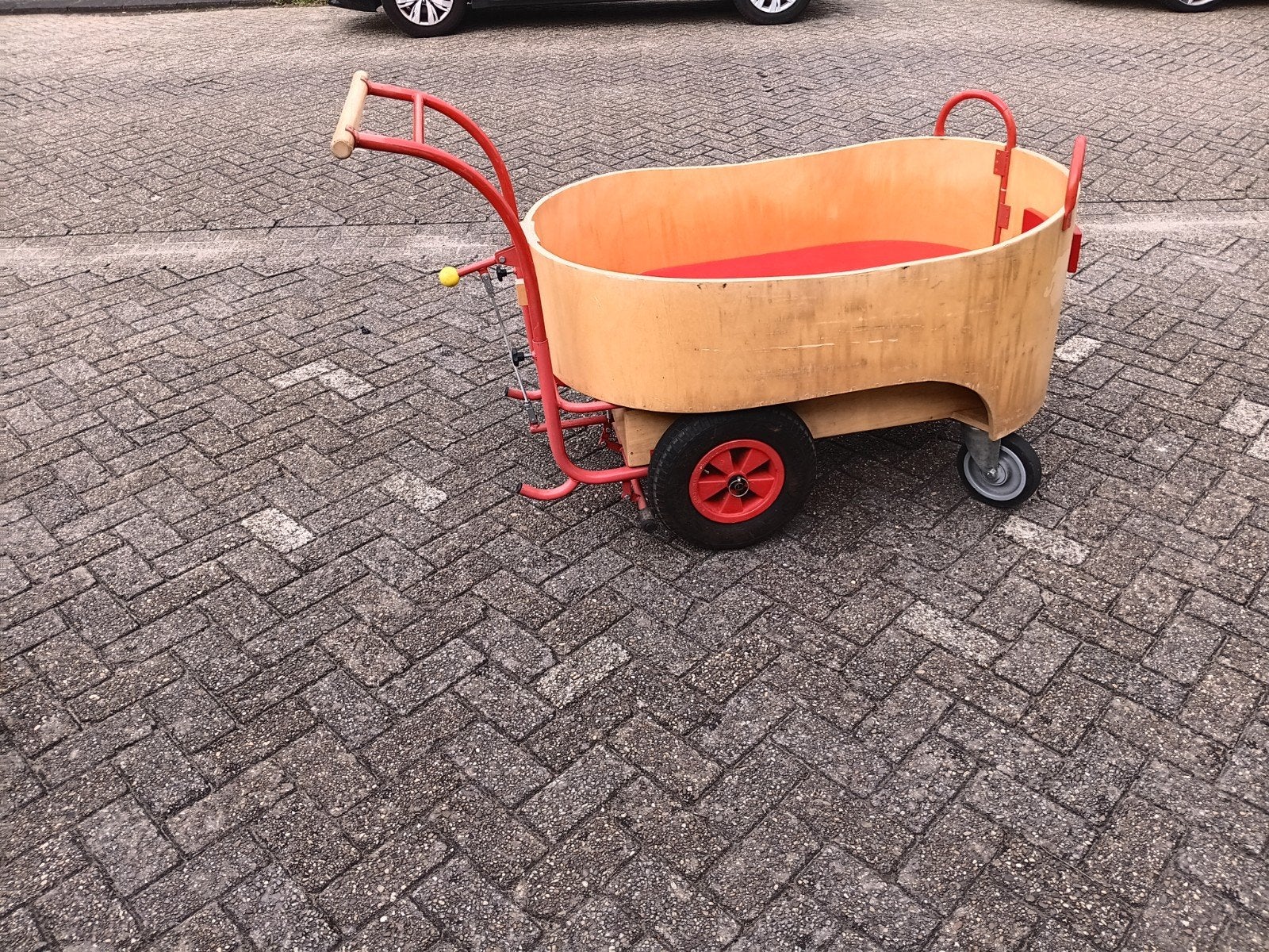 Houten bolderkar met rode accenten en zitje, Ophalen of Verzenden, Gebruikt, Duwvoertuig