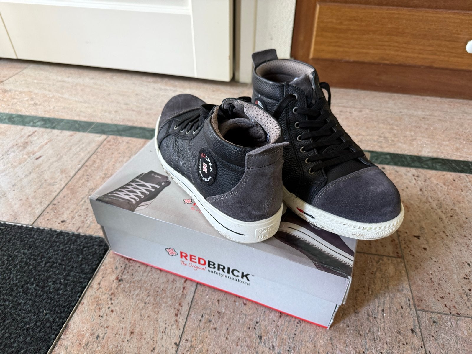 Redbrick Safety Sneakers - Maat 41, Ophalen, Zo goed als nieuw, Zwart, Werkschoenen