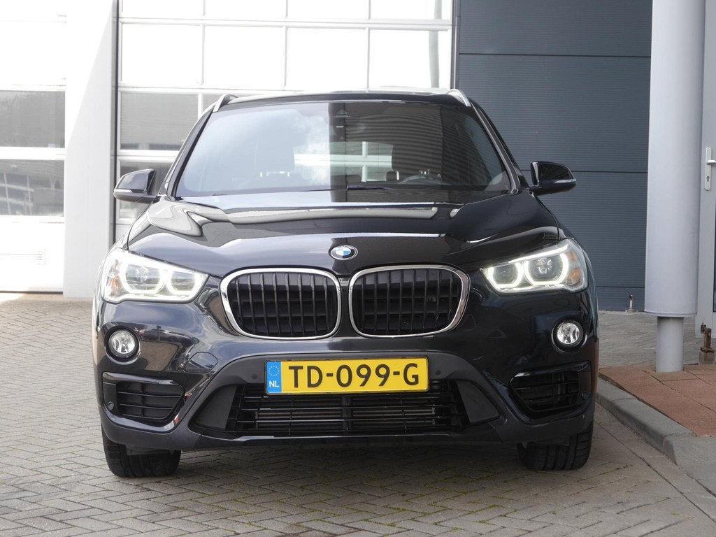 BMW X1 sDrive18i Executive | Automaat | Trekhaak | Camera |, Auto's, Zwart, 19 km/l, 3 cilinders, 1405 kg