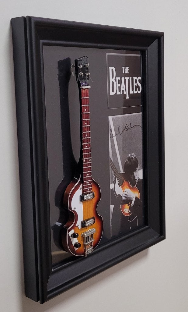 Paul McCartney miniatuur gitaar op lijst wanddeco decoratie, Info@deconoord.nl, Deco Noord, Nieuw, Ophalen of Verzenden