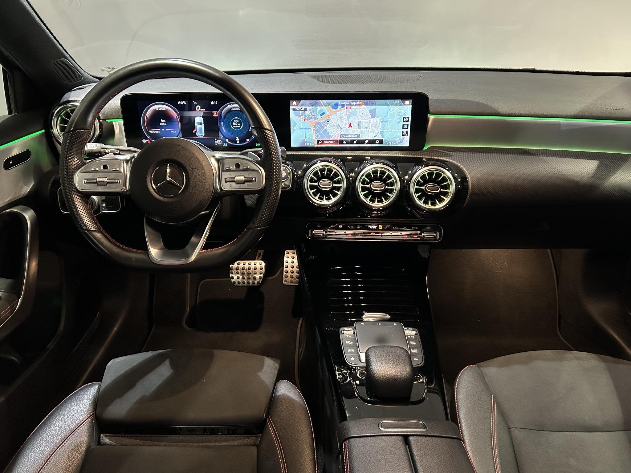 Mercedes-Benz A-klasse 200 Business Solution AMG | Panoramad, Auto's, Gebruikt, 4 cilinders, Leder en Stof, 163 pk