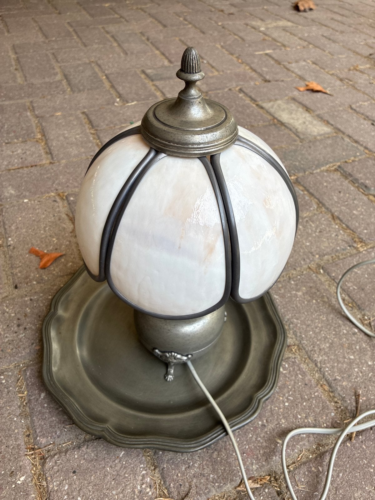 Antieke tinnen tafellamp met opaline glazen kap. Plus bord, Ophalen