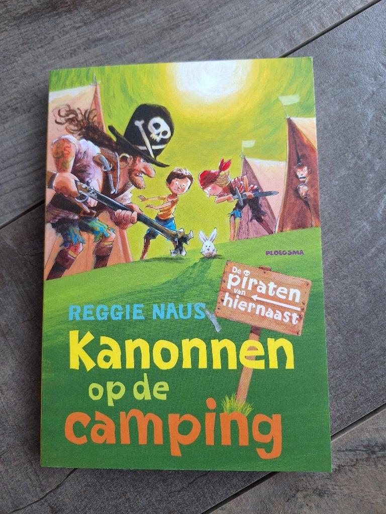 Kanonnen op de camping, Ophalen of Verzenden, Zo goed als nieuw, Reggie Naus, Fictie algemeen