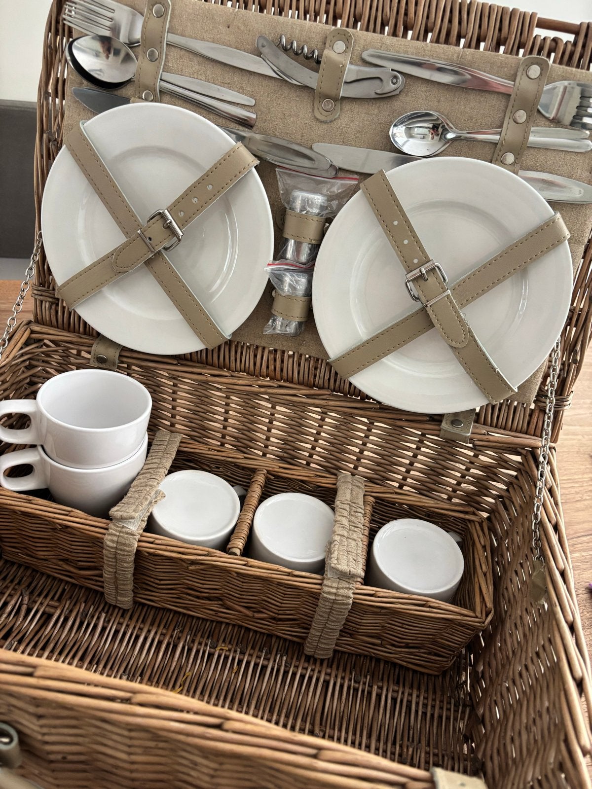 Complete picknickmand met servies en bestek, Ophalen, Zo goed als nieuw