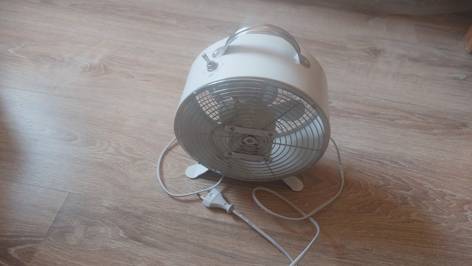 retro witte tafel ventilator, Witgoed en Apparatuur, Ventilatoren, Ophalen, Zo goed als nieuw, Tafelventilator
