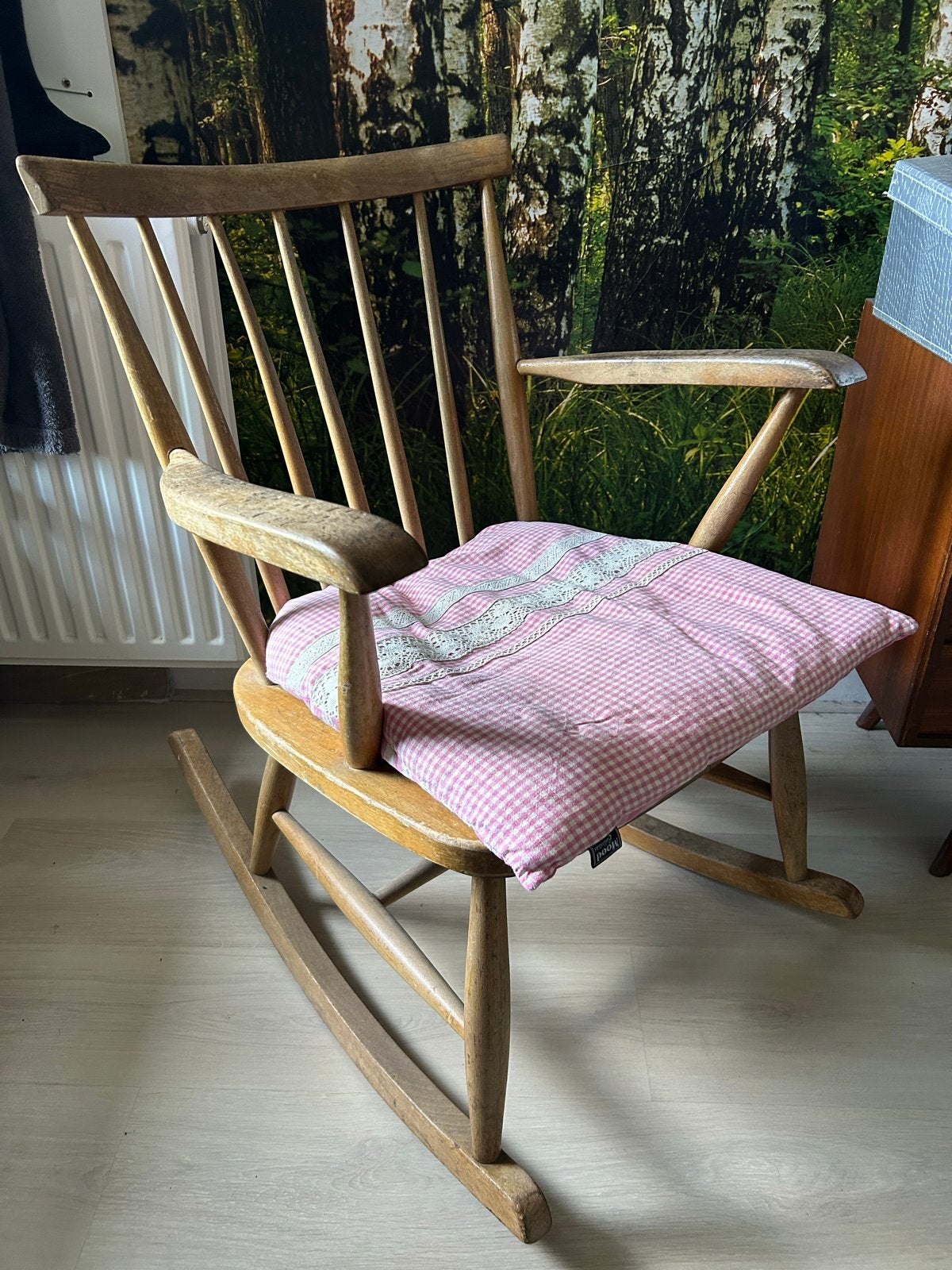 Vintage houten schommelstoel met roze Mood kussen, Antiek en Kunst, Ophalen