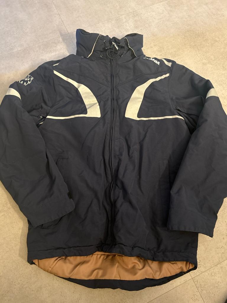 Scania Jas - Donkerblauw met reflecterende details, Kleding | Heren, Jassen | Winter, Ophalen of Verzenden, Gedragen, Maat 48/50 (M)