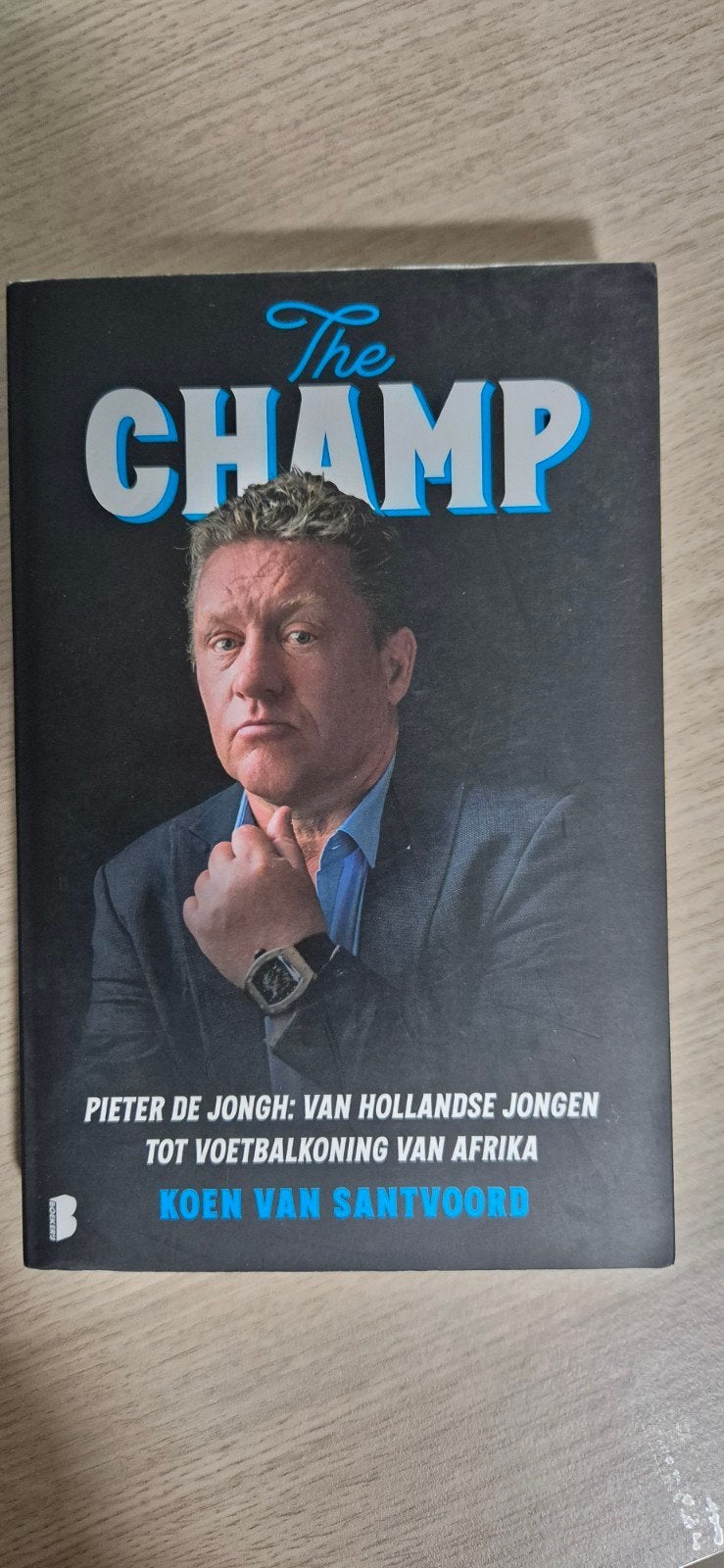 The Champ: Pieter de Jongh - Voetbalkoning van Afrika, Ophalen of Verzenden, Zo goed als nieuw, Koen van Santvoord, Balsport